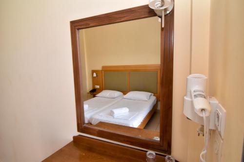 凯法洛斯赫尔墨斯酒店的镜子,床和电话