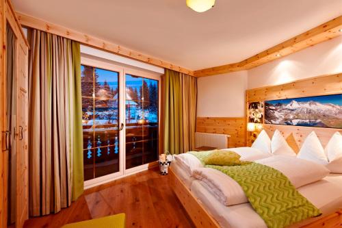克尼格利斯滕Biohotel Castello Königsleiten的一间卧室设有一张床和一个大窗户