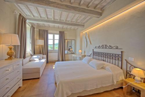 卡斯蒂廖恩菲奥伦蒂诺Podere Ortaglia di Sotto的卧室配有白色的床和沙发