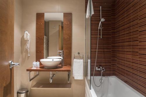 博尔德斯·代瓦里拉皮埃尔&法坎斯安道尔博尔德恩法力拉酒店的浴室配有盥洗盆和浴缸。