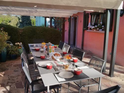 凯泽贝尔Marcia Donatti-A l'Ombre des Coteaux Rio de Janeiro的庭院里配有一张带椅子和食物的白色桌子