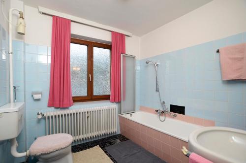 尼德恩西尔Ferienwohnung Nussbaumer的带浴缸、卫生间和盥洗盆的浴室