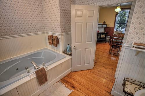 尤里卡斯普林斯Silver Ridge Resort的客房内的浴室设有大浴缸
