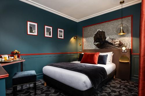 巴黎巴那斯峰达格尔酒店的一间卧室配有一张带蓝色墙壁的大床