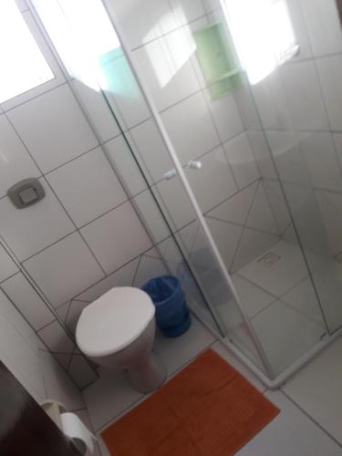 伊塔佩马Pousada Vovo Valdir的一间带卫生间和淋浴的浴室