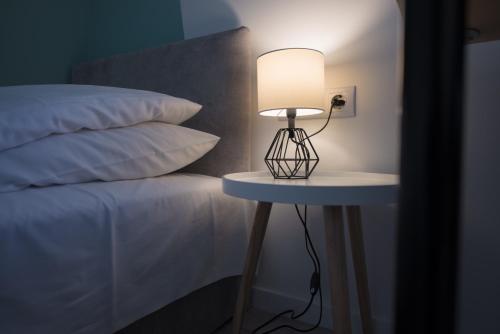 布达佩斯切斯康姆旅馆的床头桌边的灯