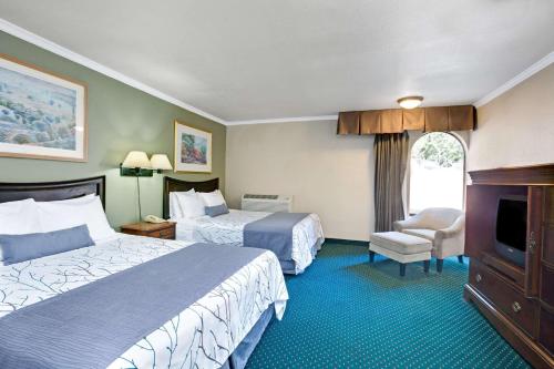 圣何塞圣何塞会议中心戴斯酒店的酒店客房设有两张床和电视。