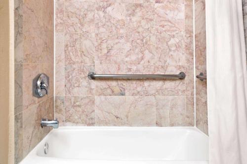 圣何塞圣何塞会议中心戴斯酒店的带浴缸和淋浴帘的浴室