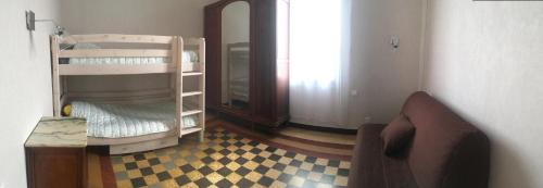 ThézaLa Massoterie gîte 1的客房设有两张双层床和镜子