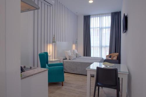 梅里达MPD公寓式酒店的酒店客房配有一张床铺和一张桌子。