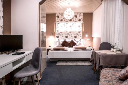 Newel维森格兰餐厅-乡村旅馆的酒店客房带一张床、一张桌子和椅子
