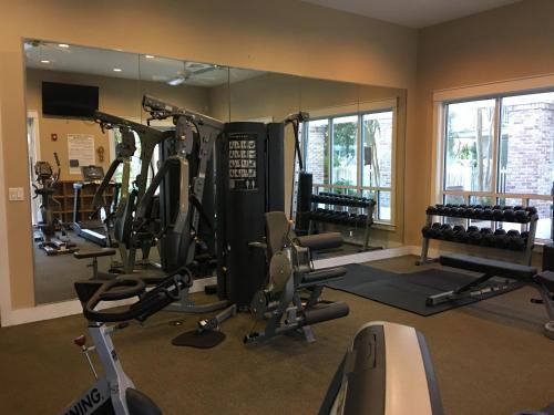 德斯坦Resort Getaway的健身房设有数台跑步机和镜子