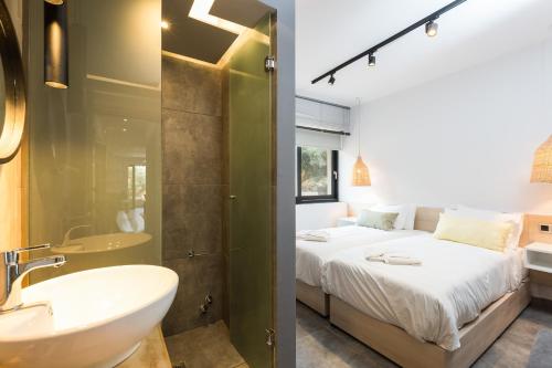 巴利恩T Hotel Premium Suites的一间卧室配有一张床,浴室设有水槽