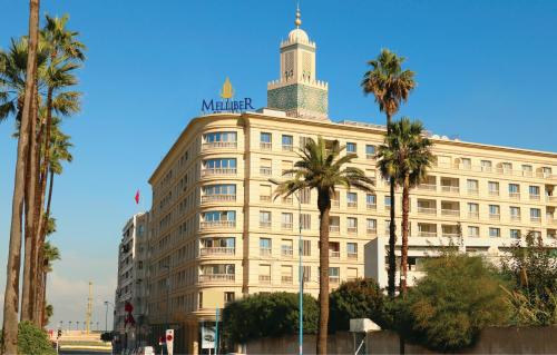卡萨布兰卡美利博尔公寓式酒店的一座建筑的顶部有一个钟楼