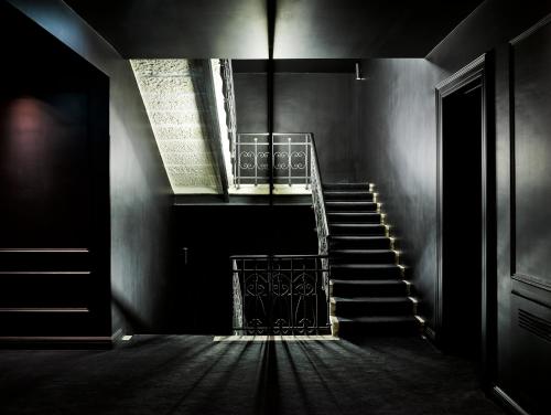 罗维尼Adriatic Hotel by Maistra Collection的楼梯间,位于带楼梯的黑暗房间