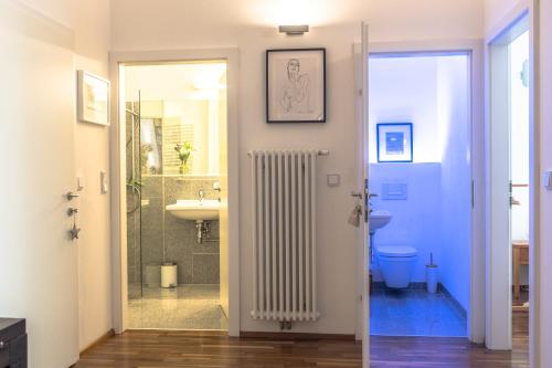 林茨Spacious old town luxury apartment的浴室设有水槽旁的白色散热器