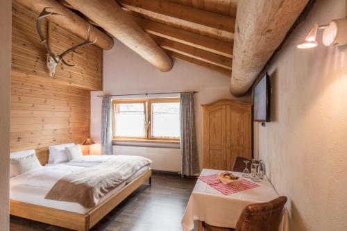 施普吕根苏雷塔酒店的一间卧室配有一张床和一张桌子