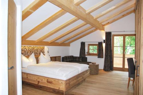 施利尔塞s´Quartier am Schliersee的卧室配有一张白色大床