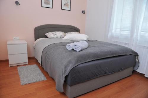 瓦拉日丁Studio apartman D&D的一间卧室配有一张大床和两条毛巾