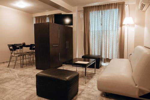 圣拉斐尔维查特拉公寓酒店的客厅配有沙发和桌子