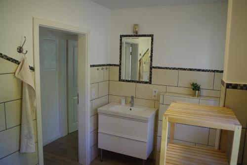克兰克斯比尔Rüthlis Hüs的一间带水槽和镜子的浴室
