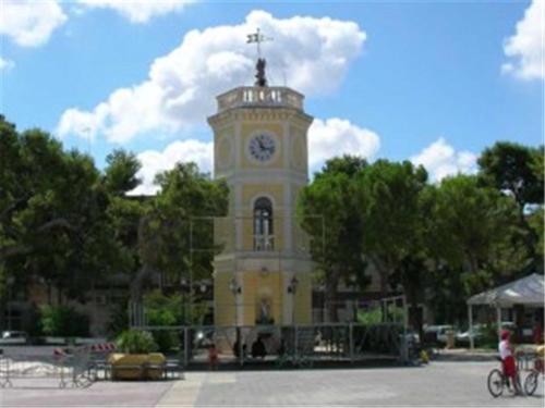 San Ferdinando di PugliaLa Casa della Nonna Francesca的一座建筑的顶部有一个钟楼