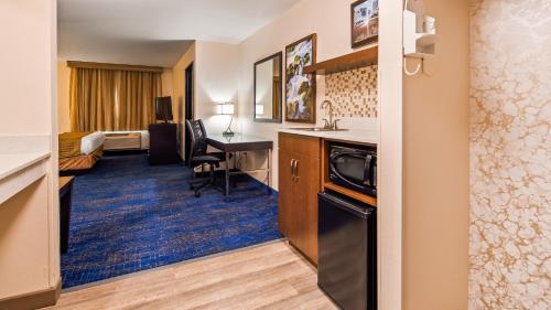 Parkrose贝斯特韦斯特优质波特兰机场酒店及套房的酒店客房设有厨房和客厅。