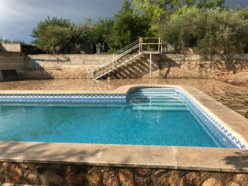 埃尔佩雷略Casa MAX 7 per con piscina privada y wifi的一个带篮球架和楼梯的游泳池