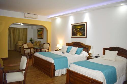 佩雷拉佩雷拉埃尔格兰酒店的酒店客房带两张床和一个客厅