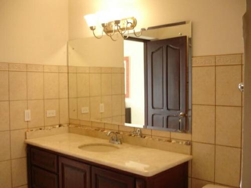 普拉亚弗拉明戈Oceanica Resort Flamingo的一间带水槽和镜子的浴室