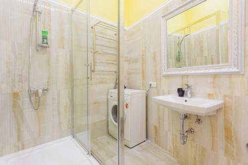 基辅基辅市中心公寓式酒店的带淋浴、盥洗盆和卫生间的浴室