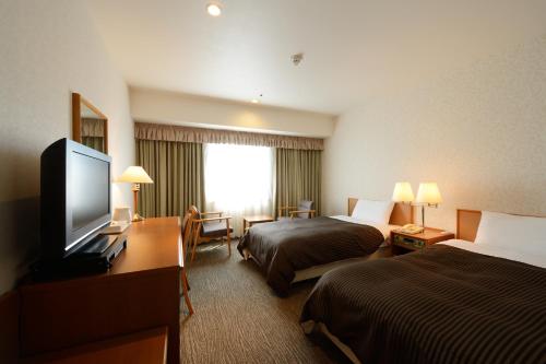 滨松滨松协和酒店的酒店客房设有两张床和一台平面电视。
