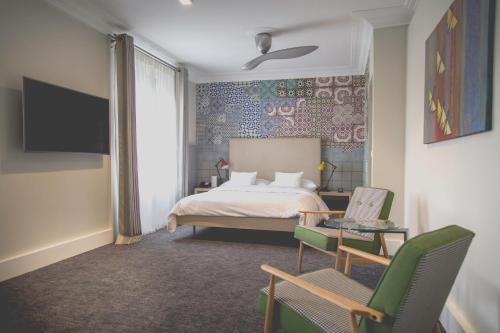 日内瓦蒙里普斯酒店的卧室配有一张床和一张桌子及椅子