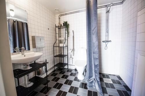 于默奥格姆拉番格尔塞特酒店的黑白浴室设有水槽和淋浴