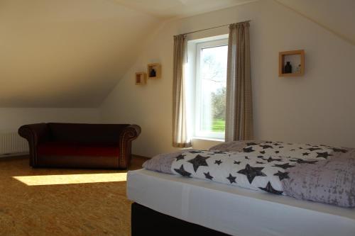 OberlangenFerienhaus Hof Beel的一间卧室设有一张床和一个窗口
