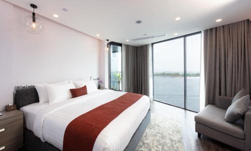 马累玛吉利酒店的一间卧室设有一张大床和一个窗户。