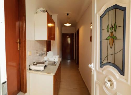 卡沃斯Villa Kormos的厨房设有水槽和带彩色玻璃窗的台面