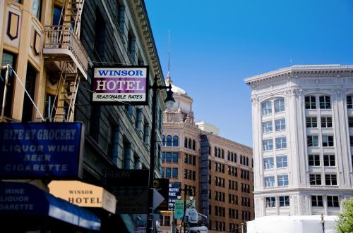 旧金山温莎堡酒店的城市建筑物上带有标志的街道
