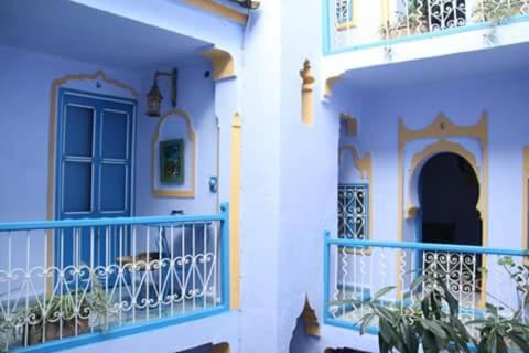 舍夫沙万达尔泰赫酒店的一座带蓝色门和阳台的建筑