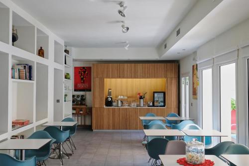 桑卢卡尔-德巴拉梅达La Alcoba del Agua hotel boutique的一个带桌椅的自助餐厅和一个厨房