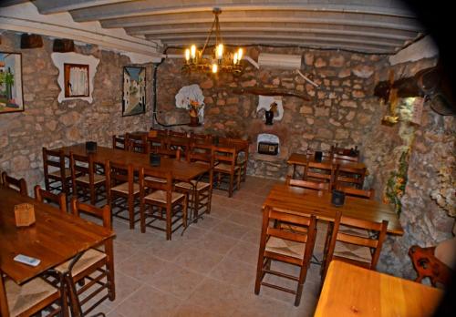 FontllongaAlbergue Rural Cal Picarol的用餐室配有木桌和椅子