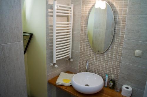 安塔利亚Antalyaloft的浴室设有白色水槽和镜子