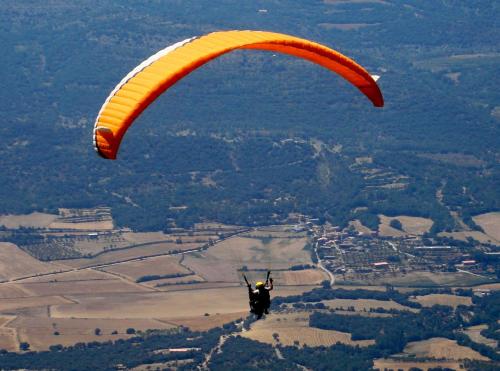 FontllongaAlbergue Rural Cal Picarol的空中降落伞飞行的人