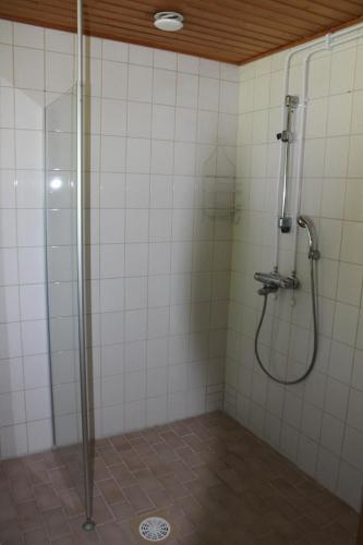 卡拉约基Im Herzen der Altstadt von Kalajoki的浴室铺有白色瓷砖,设有淋浴。