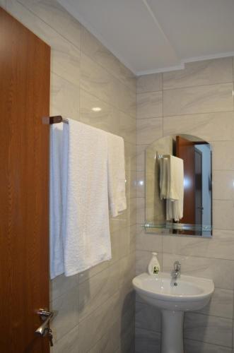 图尔恰Ermar的白色的浴室设有水槽和镜子