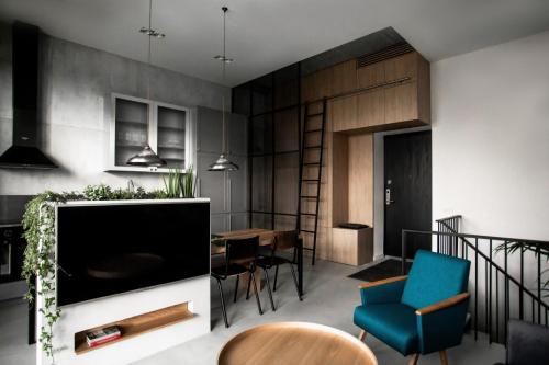 考纳斯G - Owl Jazz - Modern and spacious loft type apartment 8 with free private parking的一间带大电视和用餐室的客厅