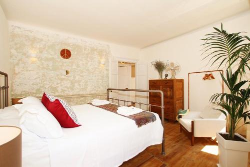 科孚镇1861 Liston Boutique flat的卧室配有带红色枕头的白色床