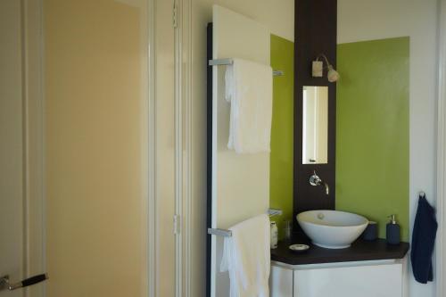乌得勒支B&B Muntzicht的浴室设有白色水槽和镜子
