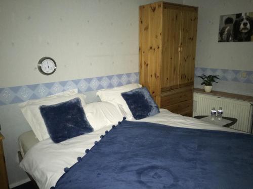 DinxperloLa Nuova Casa del Campo (vh De Kamp)的一间卧室配有一张带蓝色和白色枕头的床