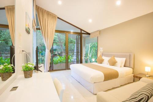 慕斯考艾阿兰塔拉奇里酒店的一间卧室配有一张大床和一张沙发